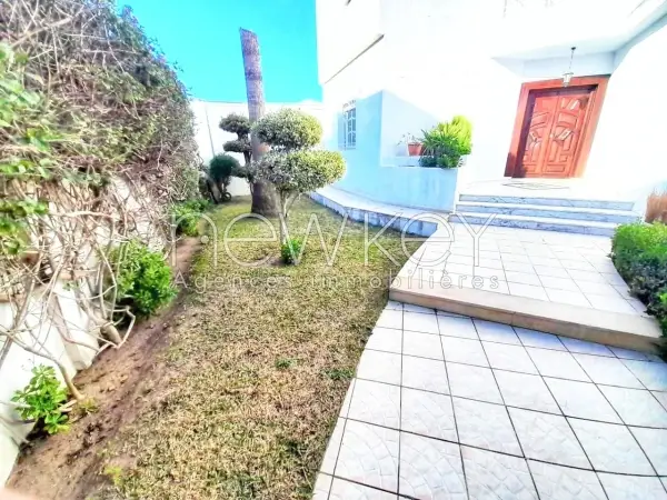 Belle Villa S5 avec jardin à vendre à La Soukra