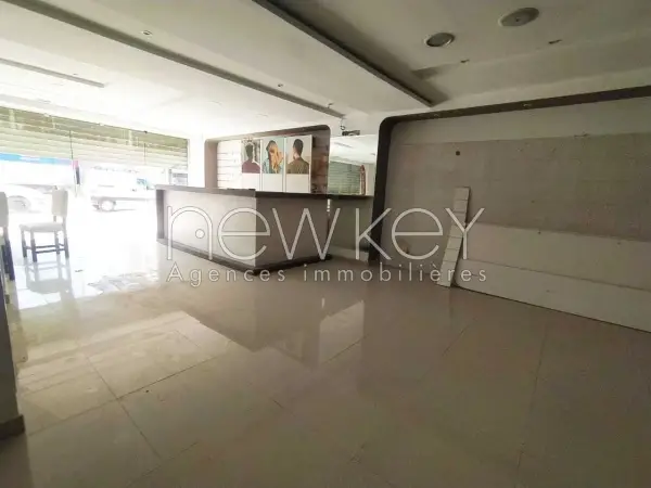 Un Showroom bien situé à louer à La Soukra