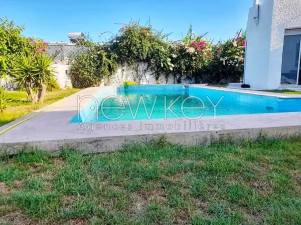 Grande villa avec piscine à louer à La Soukra