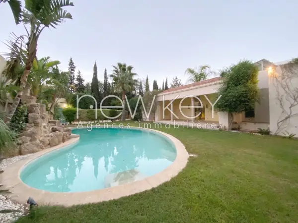 Une Somptueuse Villa avec piscine à louer à La Soukra