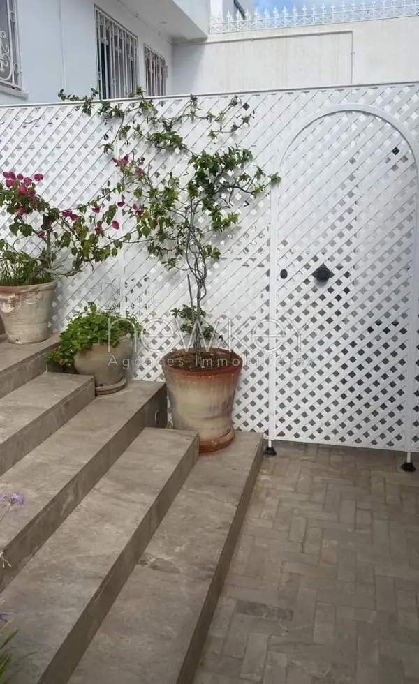 Triplex S+5 à louer à la Marsa