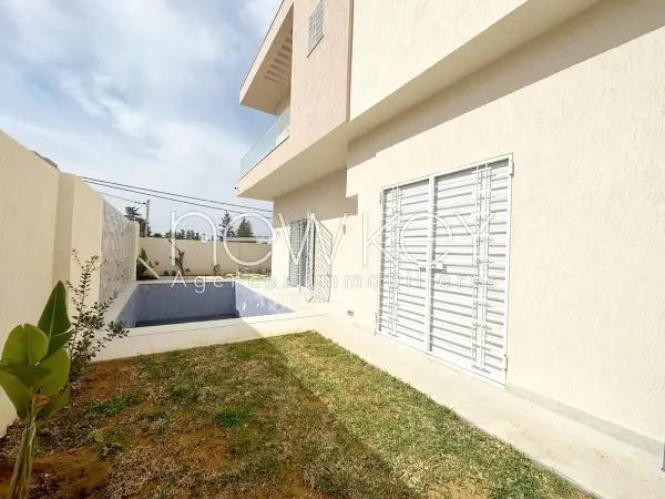 Une Villa en Triplex S+5 avec piscine à La Soukra