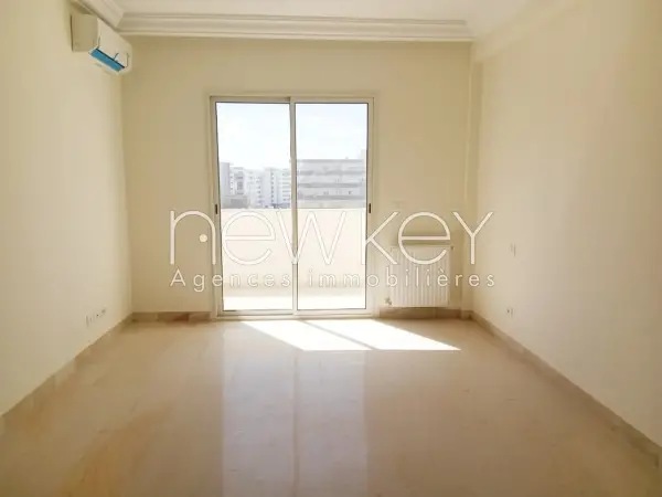 Un Appartement S+3 avec une terrasse à La Nouvelle Soukra