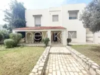 Une Villa S+4 avec un jardin à louer à La Soukra - 1