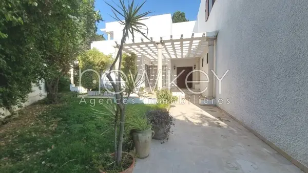 Une belle villa s+6 à la Marsa