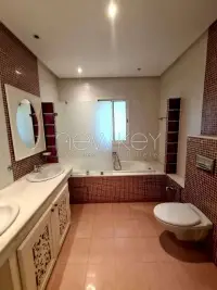 Superbe Villa S+4 avec piscine à Louer La Soukra - 8