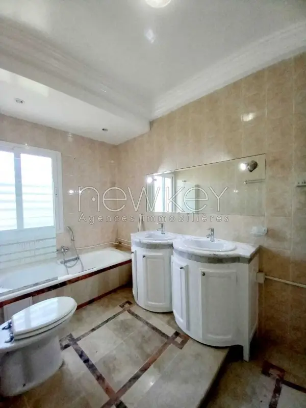 villa s+5 à Gammarth