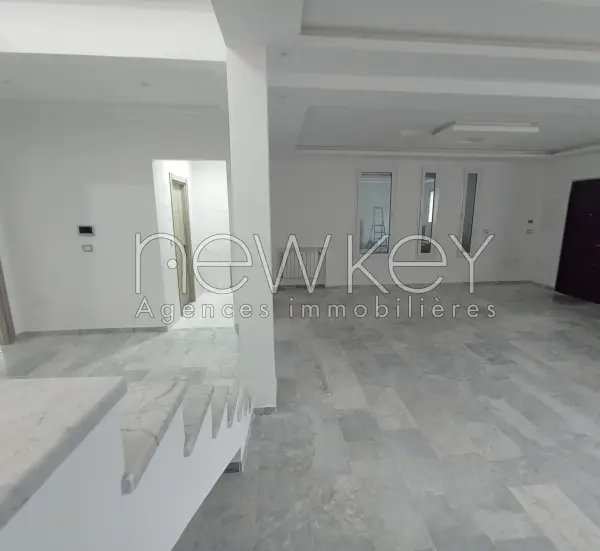 Un Duplex S+3 avec jardin près du parc à La Soukra