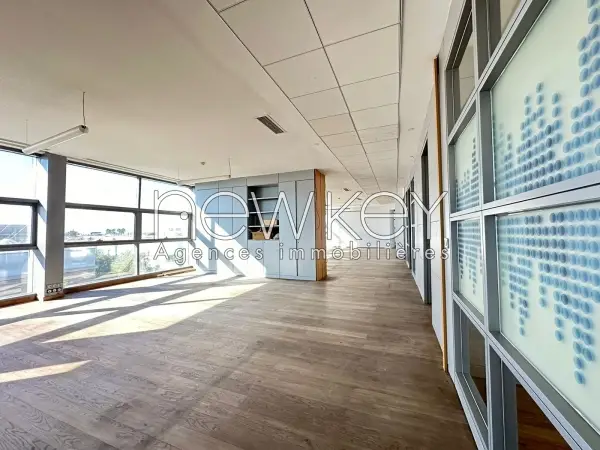 Etage bureautique de 800m² à louer au Lac 2