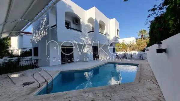 villa s+4 avec piscine à La Marsa