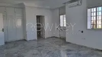 villa s+4 avec piscine à La Marsa - 9