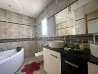 Une villa S+5 avec piscine à louer à La Soukra - 6
