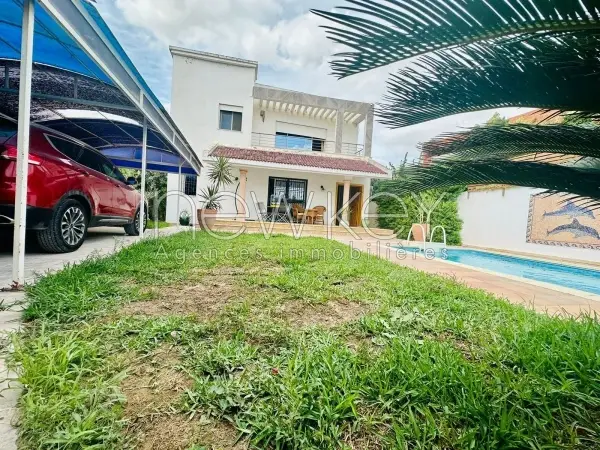 Une villa S+5 avec piscine à louer à La Soukra