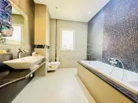 Villa avec piscine et jardin à louer au Lac 2 - 6