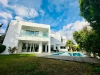 Villa avec piscine et jardin à louer au Lac 2 - 8