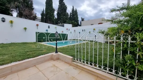 Etage de Villa s+3 avec piscine à La Marsa