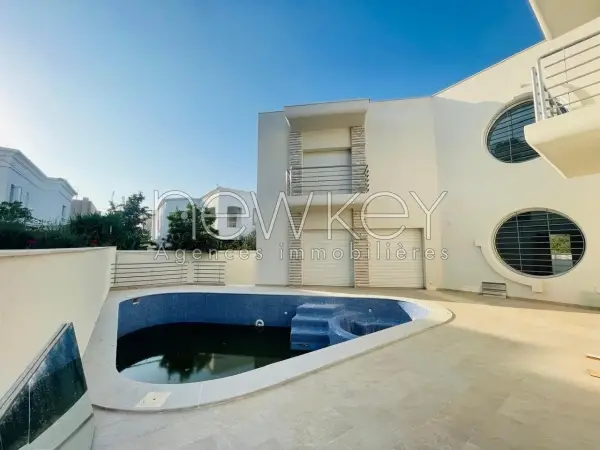 Villa avec piscine et jardin à louer aux Berges du Lac 2