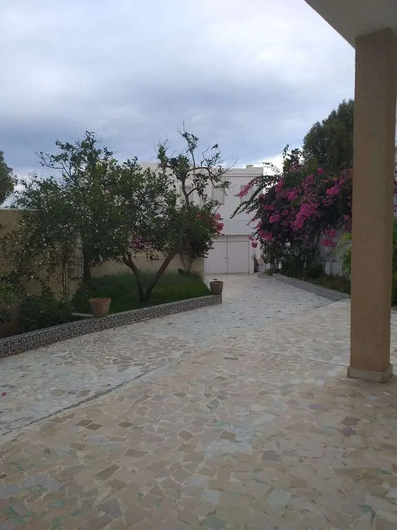 Rdc de villa (s 2) à la Marsa