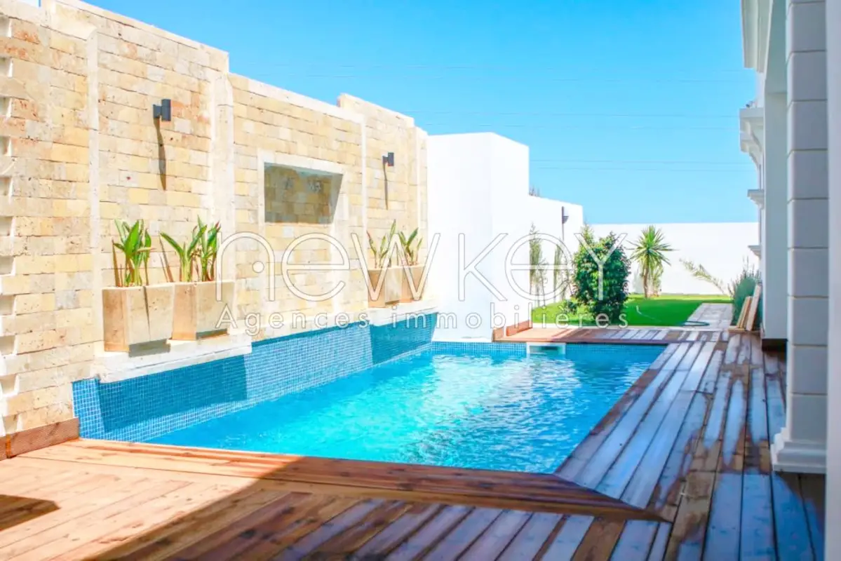 Un Rez-de-chaussée S4 avec une piscine à La Soukra