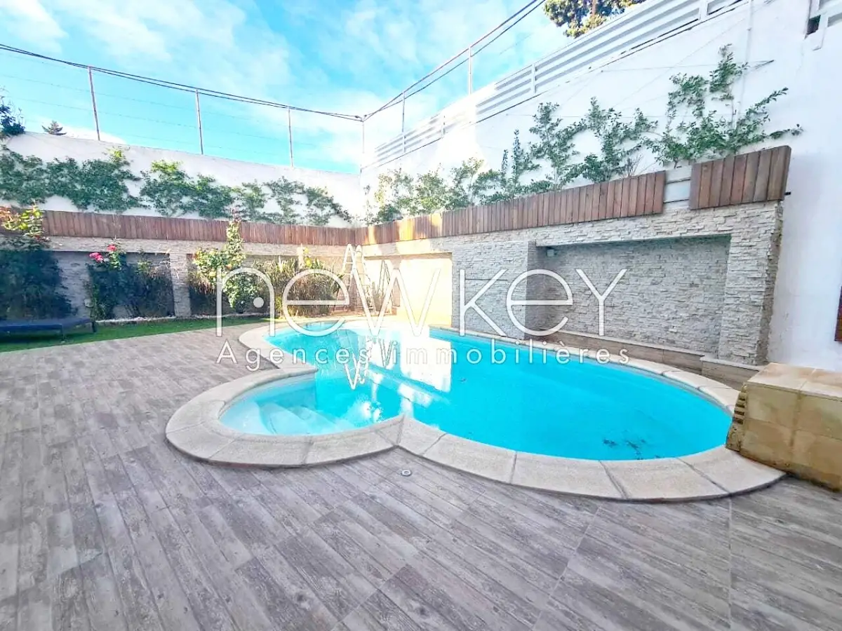 Superbe Duplex avec piscine à vendre à La Soukra