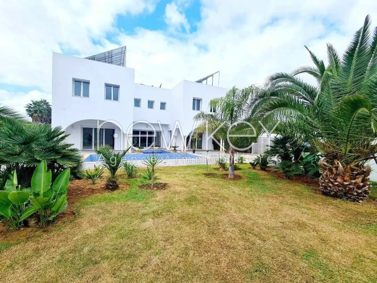 Villa de Maître à Louer à La Soukra