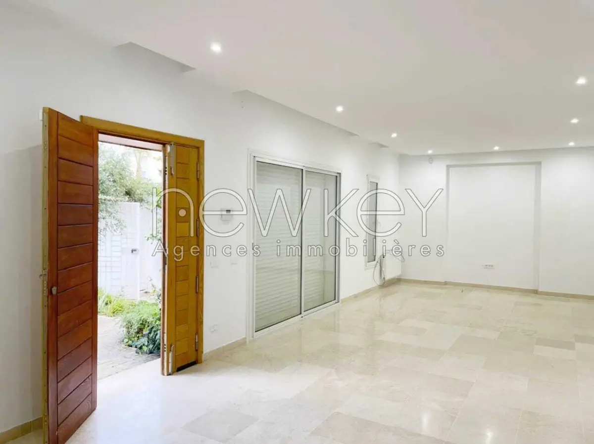 Une Superbe Villa S+4 à La Soukra