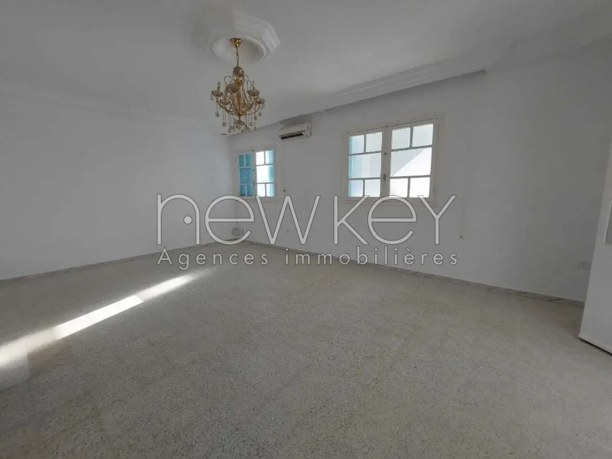 Etage de villa s+4 à la Marsa