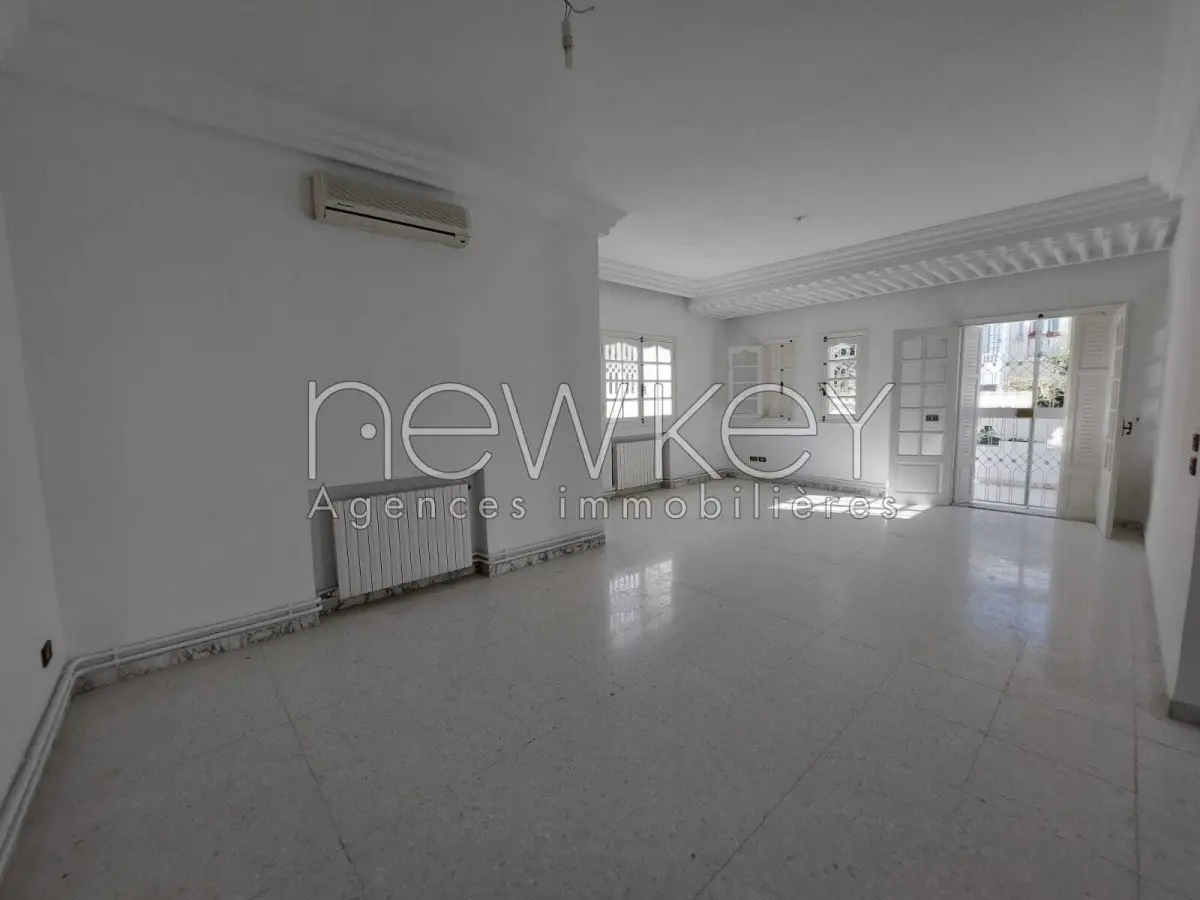 villa s+4 à La Marsa