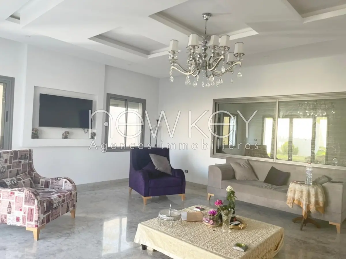 Grande villa à vendre à La Soukra