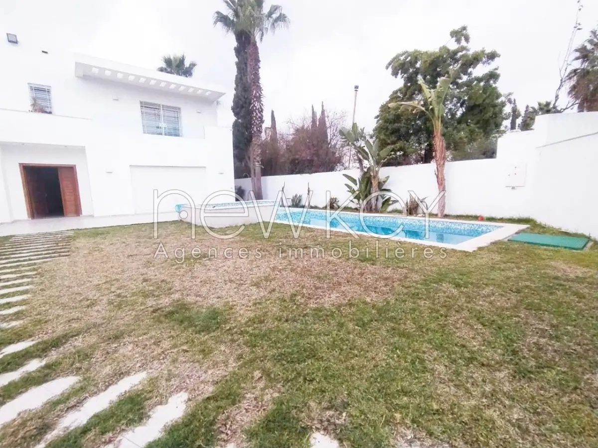 Une Belle Villa avec piscine à louer à La Soukra