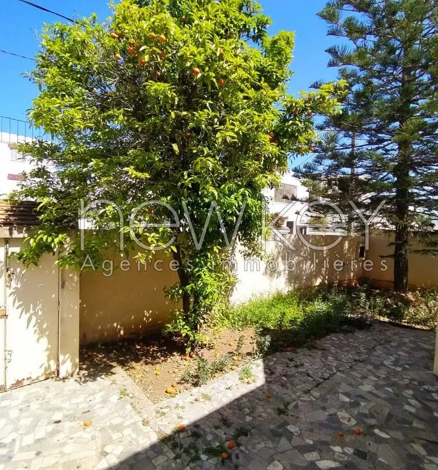 Une Villa à rénover à vendre à La Soukra