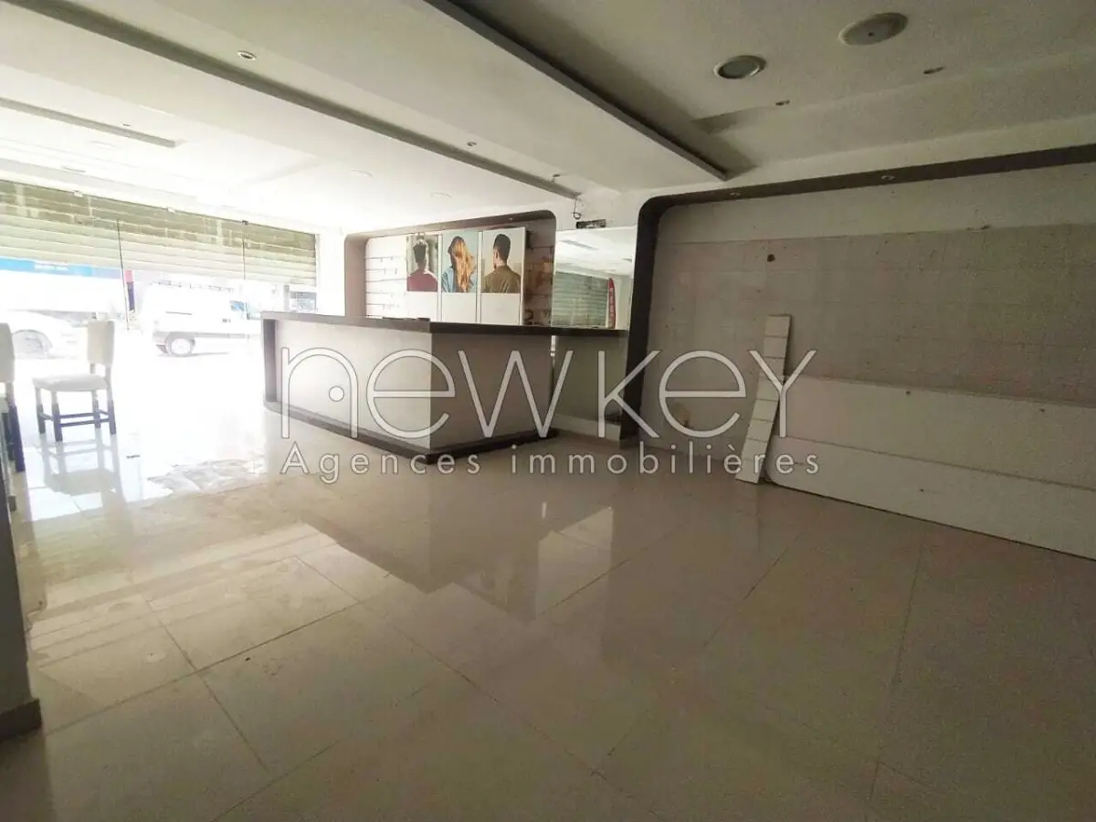 Un Showroom bien situé à louer à La Soukra