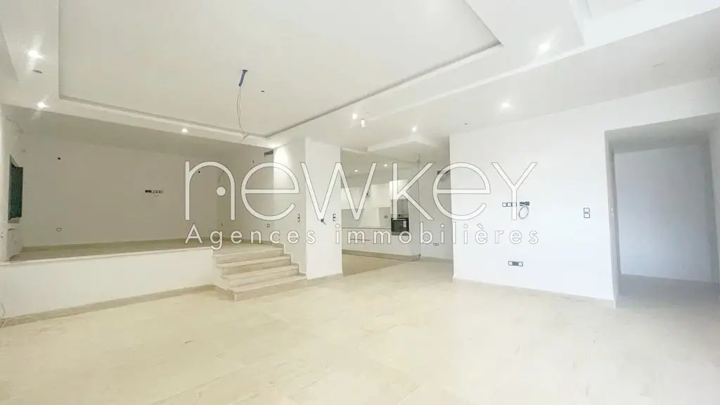 Superbe Triplex S+4 à louer à La Soukra