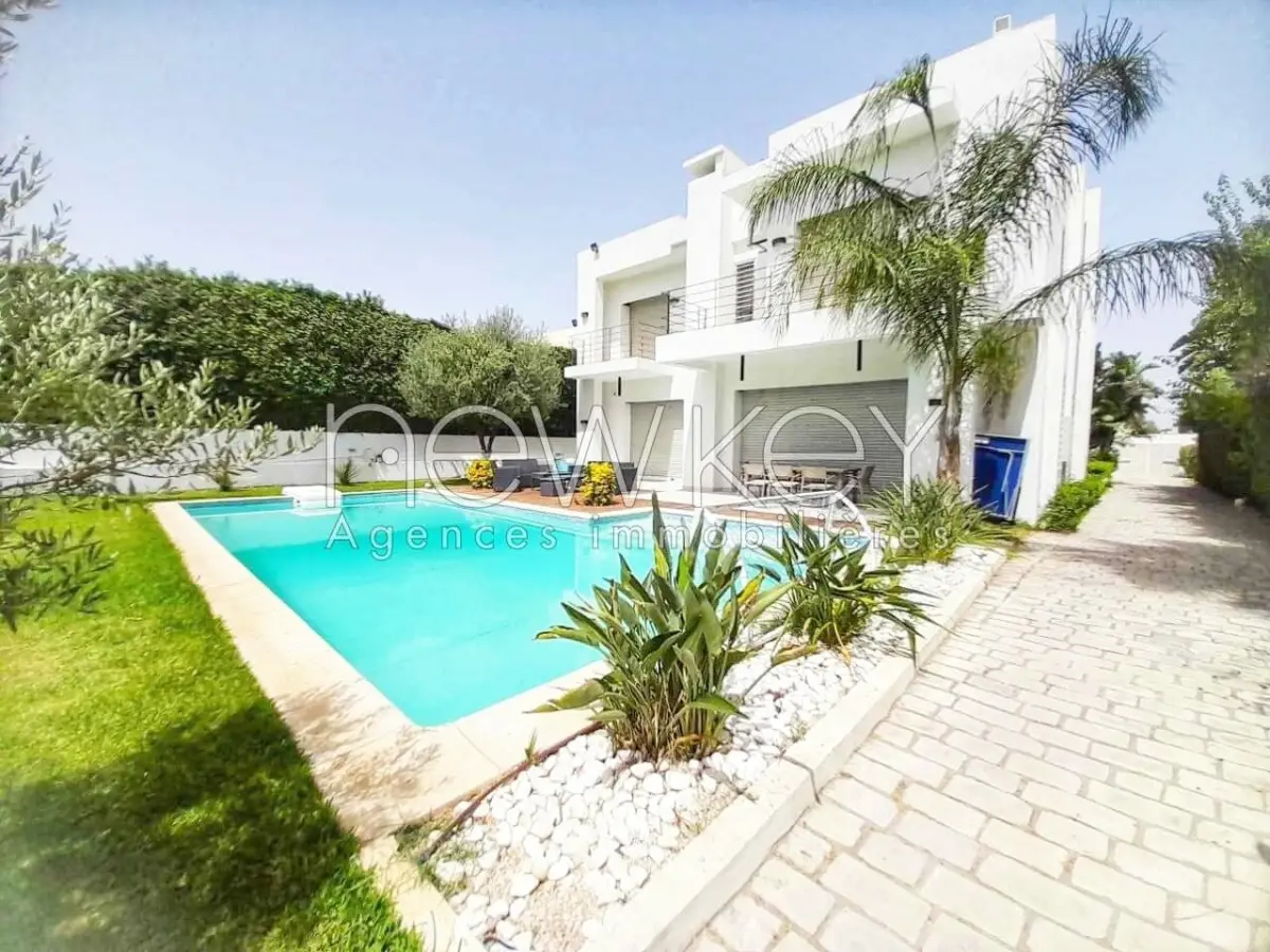 Une Superbe Villa de Maître à vendre à La Soukra