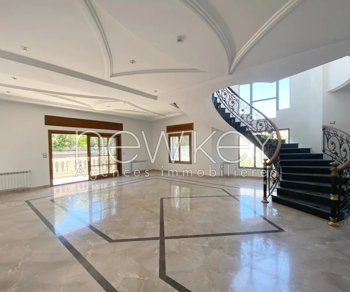 Une Belle Villa avec piscine à louer à Ain Zaghouan