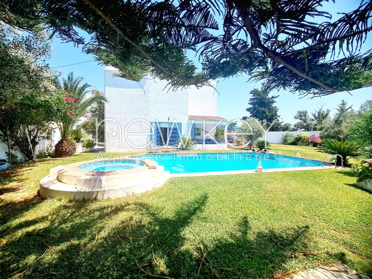 Une somptueuse Villa de Maître Meublée à La Soukra