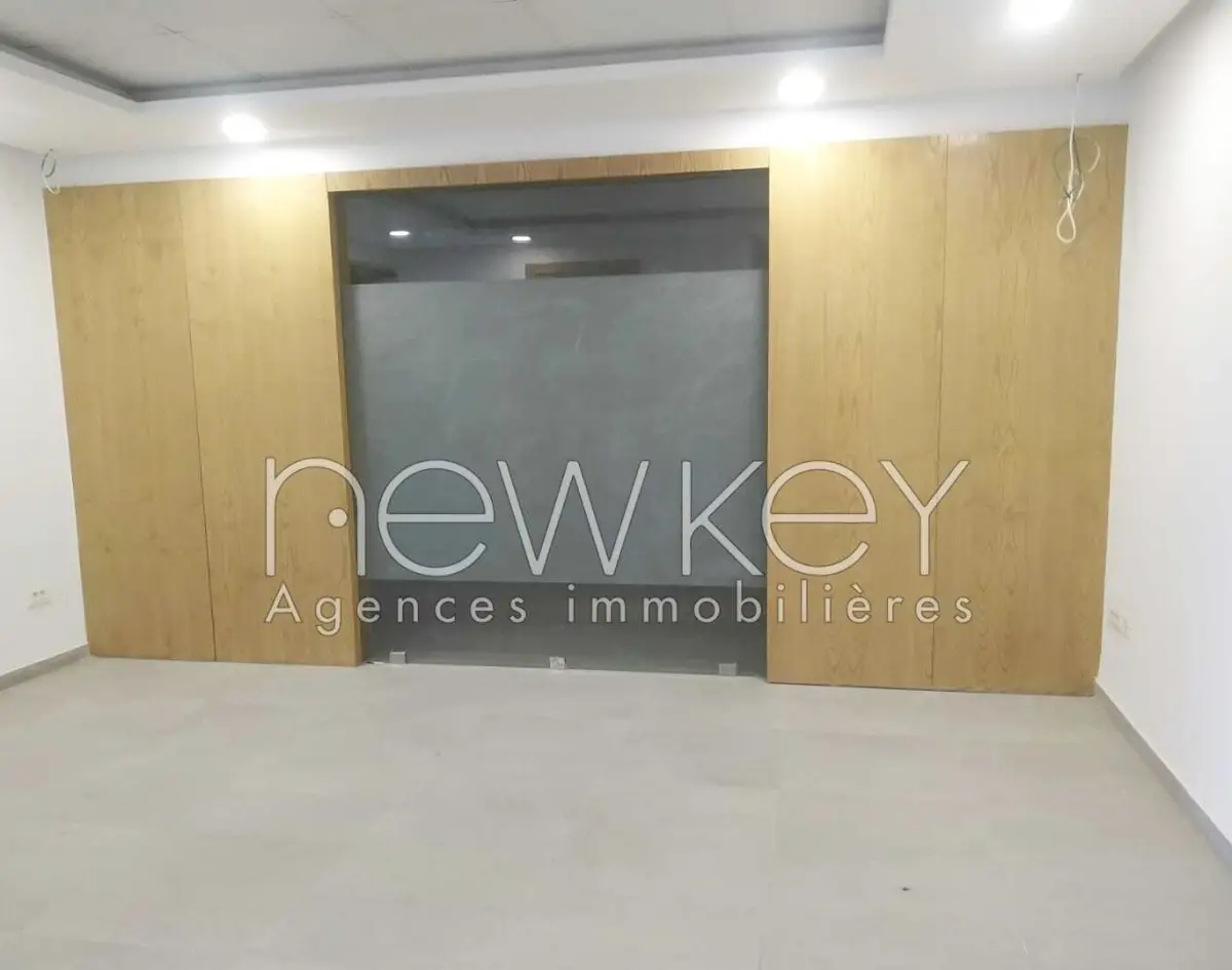 Bureau A3 bien situé à louer à La Soukra