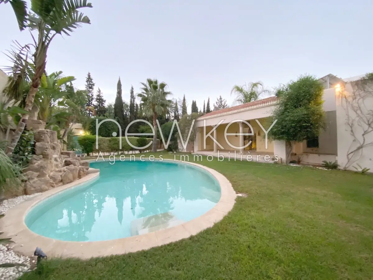 Une Somptueuse Villa avec piscine à louer à La Soukra