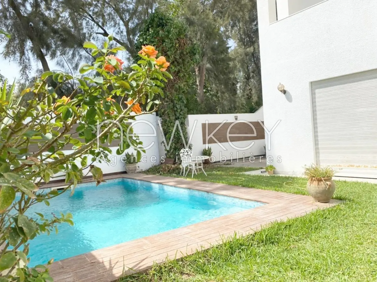 Une Belle Villa S+4 avec piscine à vendre à La Soukra
