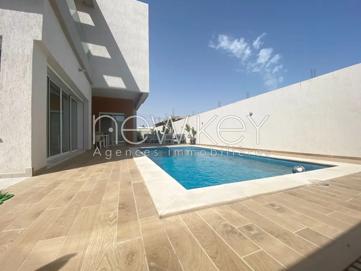 Villa S+5 Avec Piscine à Vendre à Chotrana 2