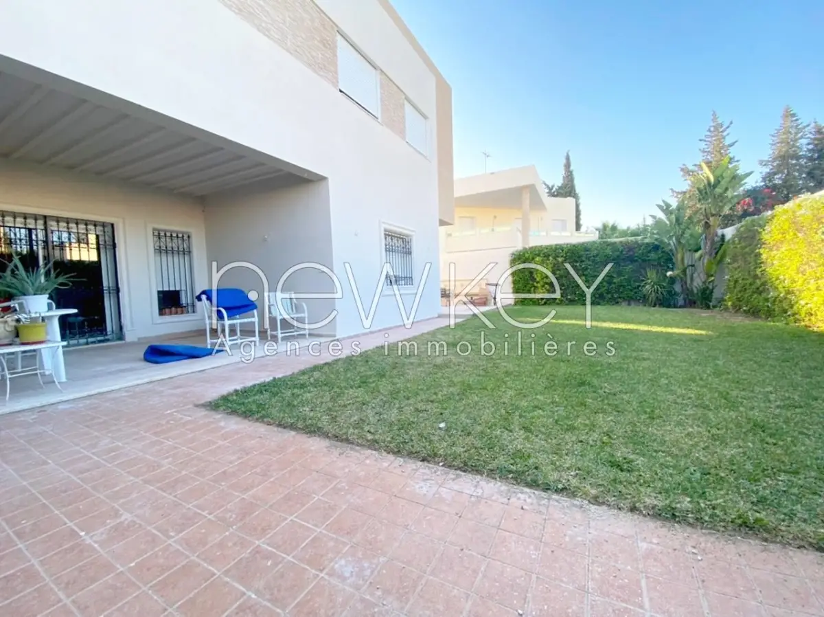 Un Rez-de-chaussée S+5 avec jardin à louer à La Soukra