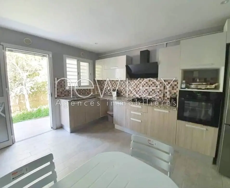 Superbe Duplex S+5 avec jardin près de Carrefour à La Soukra