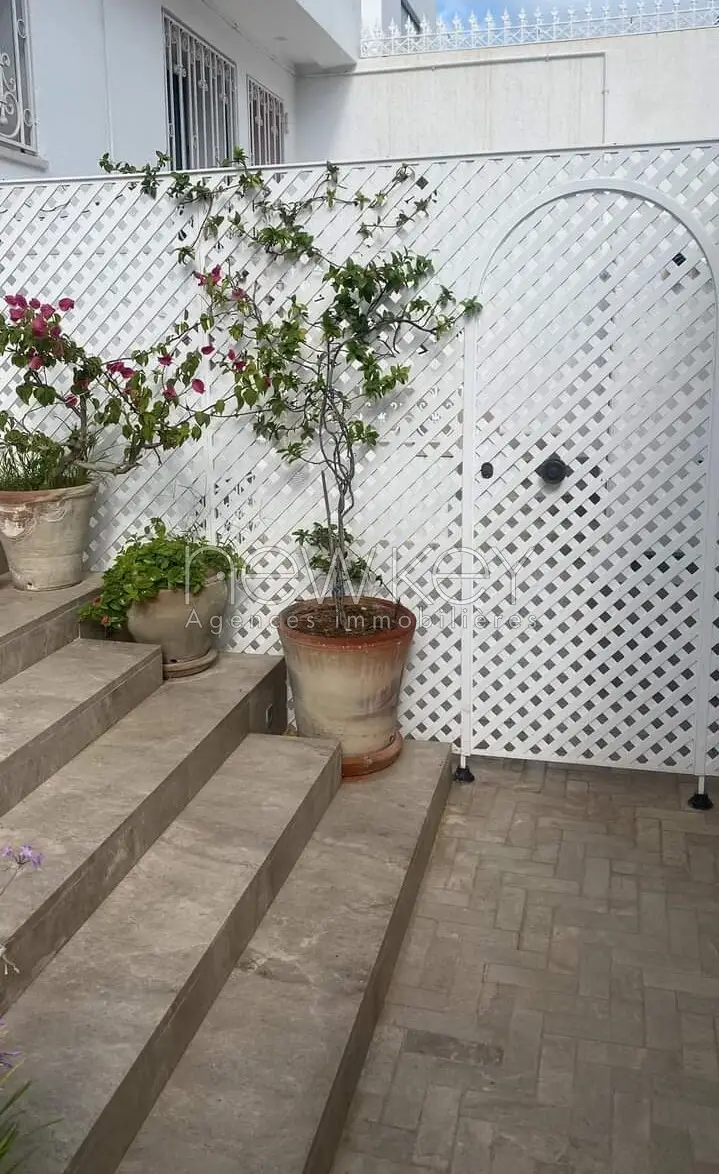 Triplex S+5 à louer à la Marsa