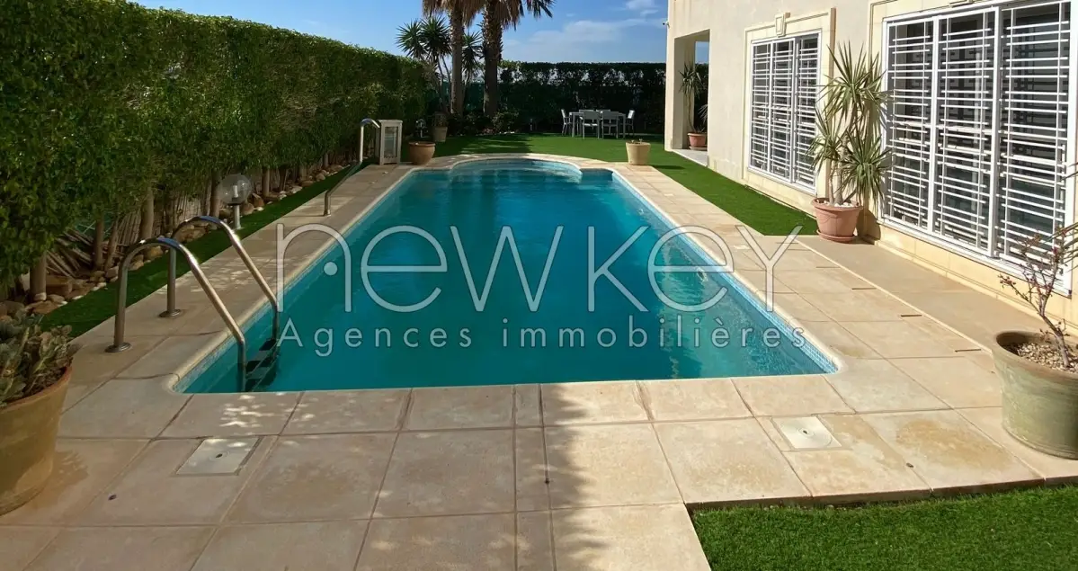 Appartement s3 meublé avec piscine et jardin aux berges du lac