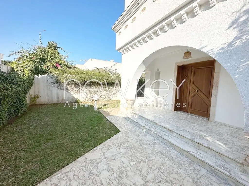 Villa avec jardin à vendre à Ennasr 1