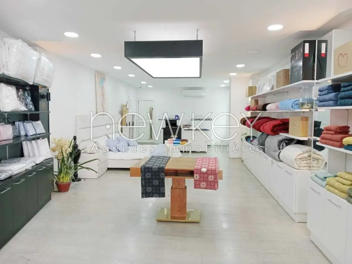 Fonds de commerce de 100 m² sur l'artère principale de La Soukra
