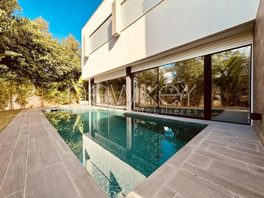 Villa moderne avec piscine et jardin à louer au Lac 2
