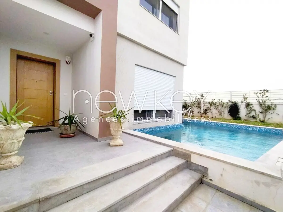 Un Superbe Triplex Meublé S+5 avec piscine à La Soukra