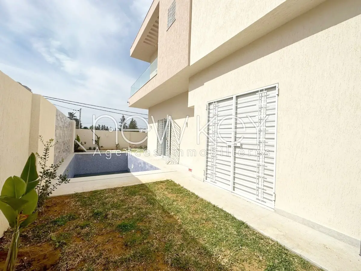 Une Villa en Triplex S+5 avec piscine à La Soukra