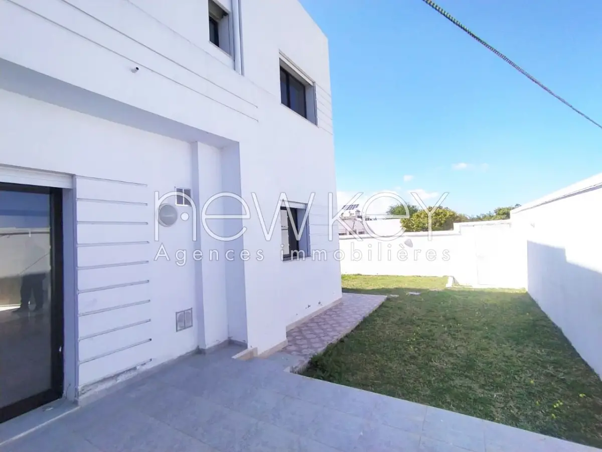 Une Villa S+3 avec jardin à louer à La Soukra